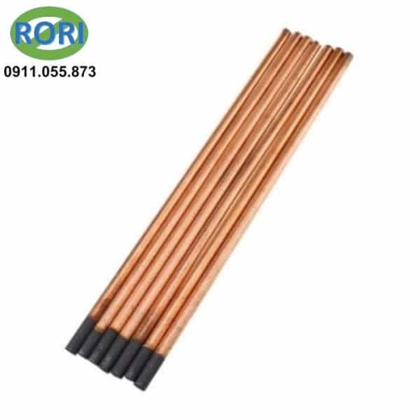 Que thổi than 6x355mm là phụ kiện rất Tiện dụng và được sử dụng nhiều trong các công việc hàn cắt kim loại, xử lý và loại bỏ khuyết tật mối hàn. thông qua luồng khí nén và phần lõi thuốc chứa hàm lượng cacbon cao, giúp thổi bay vật liệu nóng chảy, ngăn chặn oxi hóa và bảo vệ mối hàn,... Giải Pháp RORI là đơn vị uy tín chuyên cung cấp, phân phối các sản phẩm - phụ kiện - thiết bị hàn, cắt, bảo hộ lao động, phụ kiện - thiết bị điện, máy cầm tay, máy công nghiệp, vật tư - bảo hộ phòng sơn - phòng sạch, vật tư kim khí, vật tư công nghiệp,... tại khu vực miền Trung, Đặc biệt là tại các tỉnh Huế, Đà Nẵng, Quảng Nam, Quảng Ngãi.