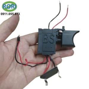 Công tắc máy khoan pin 12V là loại  chuyên dụng, được thiết kế phù hợp để lắp và thay thế trong phần lớn các loại máy khoan pin 12V có trên thị trường. Được thiết kế đặc biệt với ưu điểm là dễ dàng điều chỉnh và kiểm soát tốc độ vận hành của máy, đảo chiều quay linh hoạt, cùng với chức năng phanh, mức độ an toàn cao,... Đây là mẫu công tắc máy thông dụng và được rất nhiều thợ ưa chuộng và lựa chọn. Giải pháp RORI là đơn vị uy tín chuyên cung cấp và phân phối chính hãng các sản phẩm, phụ kiện, vật tư kim khí, các thiết bị điện, máy cầm tay, máy công cụ, bảo hộ lao động, các sản phẩm bảo hộ phòng sơn, phòng sạch,....tại thị trường miền Trung, đặc biệt là tại các tỉnh Huế, Đà Nẵng, Quảng Nam, Quảng Ngãi.