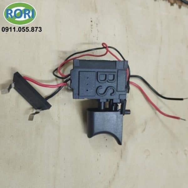 Công tắc máy khoan pin 12V là loại  chuyên dụng, được thiết kế phù hợp để lắp và thay thế trong phần lớn các loại máy khoan pin 12V có trên thị trường. Được thiết kế đặc biệt với ưu điểm là dễ dàng điều chỉnh và kiểm soát tốc độ vận hành của máy, đảo chiều quay linh hoạt, cùng với chức năng phanh, mức độ an toàn cao,... Đây là mẫu công tắc máy thông dụng và được rất nhiều thợ ưa chuộng và lựa chọn. Giải pháp RORI là đơn vị uy tín chuyên cung cấp và phân phối chính hãng các sản phẩm, phụ kiện, vật tư kim khí, các thiết bị điện, máy cầm tay, máy công cụ, bảo hộ lao động, các sản phẩm bảo hộ phòng sơn, phòng sạch,....tại thị trường miền Trung, đặc biệt là tại các tỉnh Huế, Đà Nẵng, Quảng Nam, Quảng Ngãi.