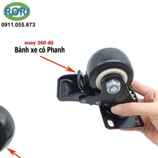 Bánh xe PVC - Đế xoay có khóa là phụ kiện được sử dụng nhiều trong chế tạo và lắp ráp các loại xe đẩy, kệ đẩy, giúp tăng tính linh hoạt và thuận tiện cho việc di chuyển và vận chuyển hàng hóa, nguyên vật liệu, sản phẩm,.... Loại bánh xe này được sử dụng đặc biệt nhiều trong các nhà máy, khu sản xuất, chế biến thực phẩm,... Giải pháp RORI là đơn vị uy tín, chuyên cung cấp và phân phối chính hãng các sản phẩm, phụ kiện, thiết bị hàn - cắt, thiết bị điện, các loại máy cầm tay, máy công nghiệp, các thiết bị bảo hộ lao động, thiết bị phòng sơn, phòng sạch, các loại băng keo, vật tư kim khí,... tại thị trường miền Trung, đặc biệt là các tỉnh Huế, Đà Nẵng, Quảng Nam, Quảng Ngãi.