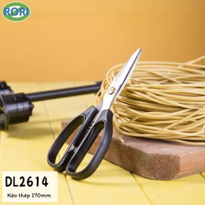 Kéo thép DL2614, với lưỡi kéo dày dặn, cho khả năng cắt mạnh mẽ. kết hợp với phần tay cầm được thết kế cho cảm giác êm ái khi cầm. Đây sẽ là dụng cụ có thể giúp ích cho bạn trong rất nhiều công việc, tác vụ.