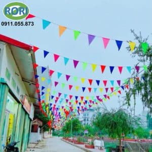 Bộ cờ dây tam giác nhiều màu - đây là mẫu cờ, mẫu phụ kiện trang trí thường thấy trong các dịp lễ hội, sự kiện,.... mang lại cảm giác trang trọng, sôi nổi, náo nhiệt,...