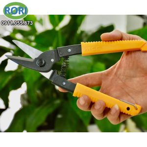 ML-0020 -Mấu kéo cắt tôn thẳng 10 inch. Sản phẩm được sản xuất bởi thương hiệu MCC Japan. với khả năng cắt tốt các mẫu tôn thép có độ dày lên đến 0.8mm. Giải pháp RORI tự hào là đơn vị uy tín, chuyên cung cấp và phân phối chính hãng các loại dụng cụ cầm tay, dụng cụ - thiết bị - vật tư kim khí, máy công cụ, dụng - thiết bị điện, vật tư phòng sơn, phòng sạch, bảo hộ lao động,... tại khu vực Miền Trung. Đặc biệt là tại các tỉnh Huế, Đà Nẵng, Quảng Nam, Quảng Ngãi.