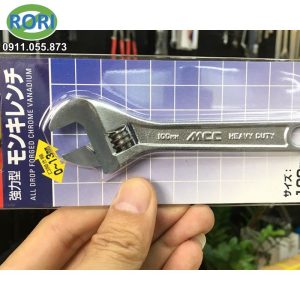 MW-HD10 - Mỏ lết 100mm - Mẫu mỏ lết được sản xuất bởi thương hiệu MCC Japan. Với thiết kế tiện dụng. Khả năng mở ngàm đến 13mm. Điều Này giúp hỗ trợ cho việc siết-mở các loại bu lông, đai ốc và các chi tiết có ren có kích thước trong khoảng nêu trên. Giải pháp RORI tự hào là đơn vị uy tín, chuyên cung cấp và phân phối chính hãng các loại dụng cụ cầm tay, dụng cụ - thiết bị - vật tư kim khí, máy công cụ, dụng - thiết bị điện, vật tư phòng sơn, phòng sạch, bảo hộ lao động,... tại khu vực Miền Trung. Đặc biệt là tại các tỉnh Huế, Đà Nẵng, Quảng Nam, Quảng Ngãi.