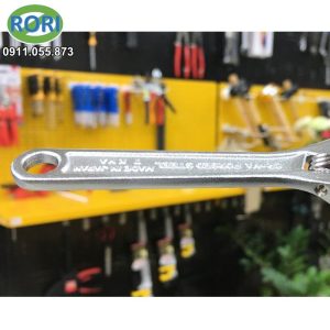 MW-HD10 - Mỏ lết 100mm - Mẫu mỏ lết được sản xuất bởi thương hiệu MCC Japan. Với thiết kế tiện dụng. Khả năng mở ngàm đến 13mm. Điều Này giúp hỗ trợ cho việc siết-mở các loại bu lông, đai ốc và các chi tiết có ren có kích thước trong khoảng nêu trên. Giải pháp RORI tự hào là đơn vị uy tín, chuyên cung cấp và phân phối chính hãng các loại dụng cụ cầm tay, dụng cụ - thiết bị - vật tư kim khí, máy công cụ, dụng - thiết bị điện, vật tư phòng sơn, phòng sạch, bảo hộ lao động,... tại khu vực Miền Trung. Đặc biệt là tại các tỉnh Huế, Đà Nẵng, Quảng Nam, Quảng Ngãi.