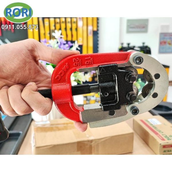 PCFB-25 Dao cắt ống 4 lưỡi là sản phẩm được sản xuất bởi thương hiệu MCC. với khả năng cắt tốt các loại ống nhựa, ống thép, ống đồng , ống inox,...có đường kính từ 16-25mm. Giải pháp RORI tự hào là đơn vị uy tín, chuyên cung cấp và phân phối chính hãng các loại dụng cụ cầm tay, dụng cụ - thiết bị - vật tư kim khí, máy công cụ, dụng - thiết bị điện, vật tư phòng sơn, phòng sạch, bảo hộ lao động,... tại khu vực Miền Trung. Đặc biệt là tại các tỉnh Huế, Đà Nẵng, Quảng Nam, Quảng Ngãi.