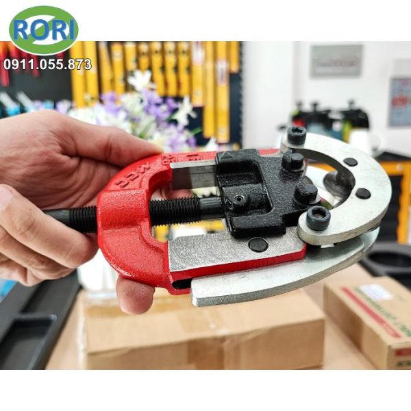 PCFB-25 Dao cắt ống 4 lưỡi là sản phẩm được sản xuất bởi thương hiệu MCC. với khả năng cắt tốt các loại ống nhựa, ống thép, ống đồng , ống inox,...có đường kính từ 16-25mm. Giải pháp RORI tự hào là đơn vị uy tín, chuyên cung cấp và phân phối chính hãng các loại dụng cụ cầm tay, dụng cụ - thiết bị - vật tư kim khí, máy công cụ, dụng - thiết bị điện, vật tư phòng sơn, phòng sạch, bảo hộ lao động,... tại khu vực Miền Trung. Đặc biệt là tại các tỉnh Huế, Đà Nẵng, Quảng Nam, Quảng Ngãi.