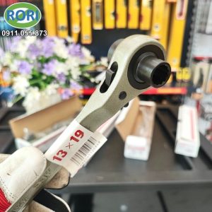 RW-1319 - Đây là mẫu cờ lê được sản xuất bởi thương hiệu MCC Japan - Một thương hiệu sản xuất dụng cụ lâu đời đến từ Nhật Bản. Sản phẩm có hình dáng 1 đầu que nhọn và 1 đầu cờ lê tròng tuýp đôi. Với size khẩu là 13 và 19mm. Giải pháp RORI tự hào là đơn vị uy tín, chuyên cung cấp và phân phối chính hãng các loại dụng cụ cầm tay, dụng cụ - thiết bị - vật tư kim khí, máy công cụ, dụng - thiết bị điện, vật tư phòng sơn, phòng sạch, bảo hộ lao động,... tại khu vực Miền Trung. Đặc biệt là tại các tỉnh Huế, Đà Nẵng, Quảng Nam, Quảng Ngãi.