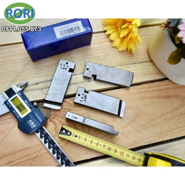 AD20 - Bộ 4 lưỡi dao tiện ren 1/2"-3/4" là bộ dao có khả năng tiện các cỡ từ 1/2" - 3/4" BSPT, chuẩn dies A1. Giải pháp RORI tự hào là đơn vị uy tín, chuyên cung cấp và phân phối chính hãng các loại dụng cụ cầm tay, dụng cụ - thiết bị - vật tư kim khí, máy công cụ, dụng - thiết bị điện, vật tư phòng sơn, phòng sạch, bảo hộ lao động,... tại khu vực Miền Trung. Đặc biệt là tại các tỉnh Huế, Đà Nẵng, Quảng Nam, Quảng Ngãi.