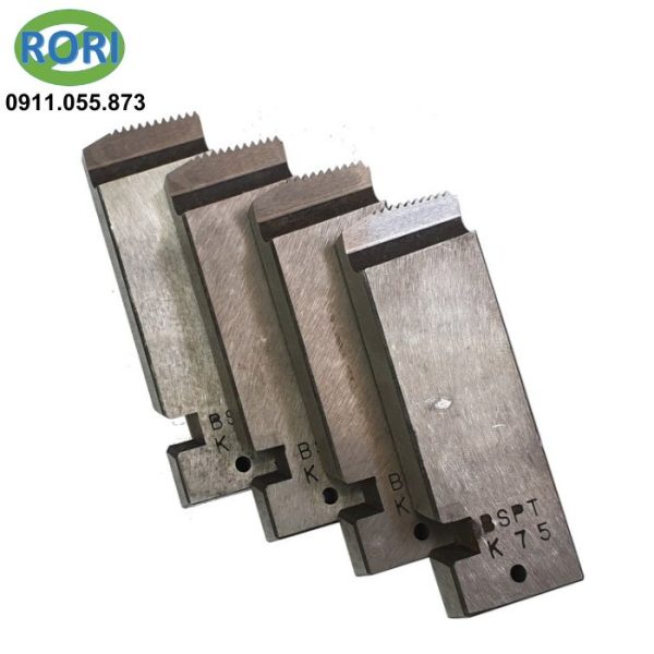 AD20 - Bộ 4 lưỡi dao tiện ren 1/2"-3/4" là bộ dao có khả năng tiện các cỡ từ 1/2" - 3/4" BSPT, chuẩn dies A1. Giải pháp RORI tự hào là đơn vị uy tín, chuyên cung cấp và phân phối chính hãng các loại dụng cụ cầm tay, dụng cụ - thiết bị - vật tư kim khí, máy công cụ, dụng - thiết bị điện, vật tư phòng sơn, phòng sạch, bảo hộ lao động,... tại khu vực Miền Trung. Đặc biệt là tại các tỉnh Huế, Đà Nẵng, Quảng Nam, Quảng Ngãi.