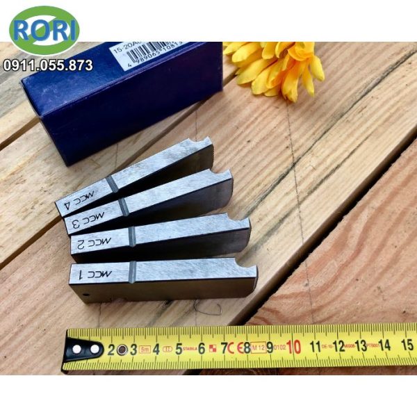 AD20 - Bộ 4 lưỡi dao tiện ren 1/2"-3/4" là bộ dao có khả năng tiện các cỡ từ 1/2" - 3/4" BSPT, chuẩn dies A1. Giải pháp RORI tự hào là đơn vị uy tín, chuyên cung cấp và phân phối chính hãng các loại dụng cụ cầm tay, dụng cụ - thiết bị - vật tư kim khí, máy công cụ, dụng - thiết bị điện, vật tư phòng sơn, phòng sạch, bảo hộ lao động,... tại khu vực Miền Trung. Đặc biệt là tại các tỉnh Huế, Đà Nẵng, Quảng Nam, Quảng Ngãi.