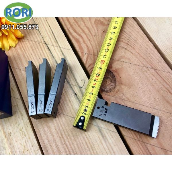 AD20 - Bộ 4 lưỡi dao tiện ren 1/2"-3/4" là bộ dao có khả năng tiện các cỡ từ 1/2" - 3/4" BSPT, chuẩn dies A1. Giải pháp RORI tự hào là đơn vị uy tín, chuyên cung cấp và phân phối chính hãng các loại dụng cụ cầm tay, dụng cụ - thiết bị - vật tư kim khí, máy công cụ, dụng - thiết bị điện, vật tư phòng sơn, phòng sạch, bảo hộ lao động,... tại khu vực Miền Trung. Đặc biệt là tại các tỉnh Huế, Đà Nẵng, Quảng Nam, Quảng Ngãi.