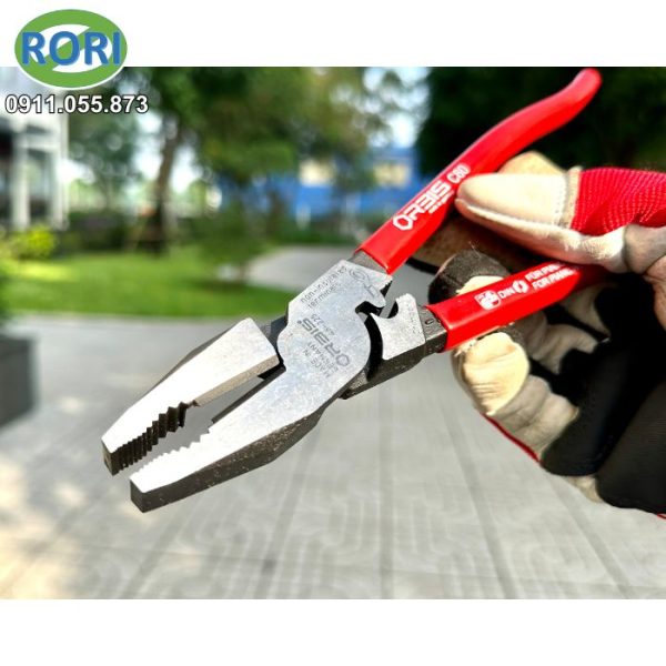 Kìm thợ điện bấm cos ORBIS 46-2250/2622 là mẫu kìm đa năng đầu bằng được sản xuất bởi thương hiệu ORBIS (Orbiswill). Thiết kế cùng công dụng phù hợp và chuyên dụng cho thợ điện. Với tích hợp thêm khả năng bấm cos, đáp ứng và hỗ trợ nhiều công việc. Giải pháp RORI tự hào là đơn vị uy tín, chuyên cung cấp và phân phối chính hãng các loại dụng cụ cầm tay, dụng cụ - thiết bị - vật tư kim khí, máy công cụ, dụng - thiết bị điện, vật tư phòng sơn, phòng sạch, bảo hộ lao động,... tại khu vực Miền Trung. Đặc biệt là tại các tỉnh Huế, Đà Nẵng, Quảng Nam, Quảng Ngãi.