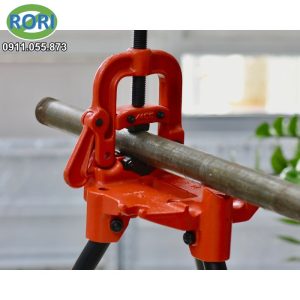 VL-0100 - Ê Tô kẹp ống 3 chân - mẫu dụng cụ hỗ trợ được sản xuất bởi thương hiệu MCC Japan. Có khả năng kẹp chặt các chi tiết dạng ống có kích thước lên đến 63mm, kèm với chân đế thuận tiện. hỗ trợ đắc lực trong việc gia công và xử lý các chi tiết. Giải pháp RORI tự hào là đơn vị uy tín, chuyên cung cấp và phân phối chính hãng các loại dụng cụ cầm tay, dụng cụ - thiết bị - vật tư kim khí, máy công cụ, dụng - thiết bị điện, vật tư phòng sơn, phòng sạch, bảo hộ lao động,... tại khu vực Miền Trung. Đặc biệt là tại các tỉnh Huế, Đà Nẵng, Quảng Nam, Quảng Ngãi.