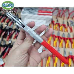 Kìm mỏ lết PRESSwrench ORBIS - 190-1800/5522, là mẫu sản phẩm kết hợp giữa kìm và mỏ lết, được sản xuất bởi thương hiệu ORBIS (Orbiswill). Với khả năng kẹp chặt và điều chỉnh linh hoạt. Đây sẽ là công cụ hữu ích cho các công việc cần giữ - kẹp chặt, các công việc liên quan đến chi tiết ren, đai ốc,... Giải pháp RORI tự hào là đơn vị uy tín, chuyên cung cấp và phân phối chính hãng các loại dụng cụ cầm tay, dụng cụ - thiết bị - vật tư kim khí, máy công cụ, dụng - thiết bị điện, vật tư phòng sơn, phòng sạch, bảo hộ lao động,... tại khu vực Miền Trung. Đặc biệt là tại các tỉnh Huế, Đà Nẵng, Quảng Nam, Quảng Ngãi.