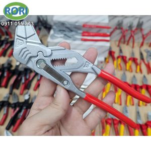 Kìm mỏ lết PRESSwrench ORBIS - 190-1800/5522, là mẫu sản phẩm kết hợp giữa kìm và mỏ lết, được sản xuất bởi thương hiệu ORBIS (Orbiswill). Với khả năng kẹp chặt và điều chỉnh linh hoạt. Đây sẽ là công cụ hữu ích cho các công việc cần giữ - kẹp chặt, các công việc liên quan đến chi tiết ren, đai ốc,... Giải pháp RORI tự hào là đơn vị uy tín, chuyên cung cấp và phân phối chính hãng các loại dụng cụ cầm tay, dụng cụ - thiết bị - vật tư kim khí, máy công cụ, dụng - thiết bị điện, vật tư phòng sơn, phòng sạch, bảo hộ lao động,... tại khu vực Miền Trung. Đặc biệt là tại các tỉnh Huế, Đà Nẵng, Quảng Nam, Quảng Ngãi.