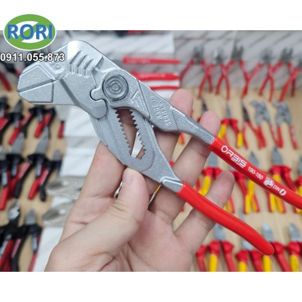 Kìm mỏ lết PRESSwrench ORBIS - 190-1800/5522, là mẫu sản phẩm kết hợp giữa kìm và mỏ lết, được sản xuất bởi thương hiệu ORBIS (Orbiswill). Với khả năng kẹp chặt và điều chỉnh linh hoạt. Đây sẽ là công cụ hữu ích cho các công việc cần giữ - kẹp chặt, các công việc liên quan đến chi tiết ren, đai ốc,... Giải pháp RORI tự hào là đơn vị uy tín, chuyên cung cấp và phân phối chính hãng các loại dụng cụ cầm tay, dụng cụ - thiết bị - vật tư kim khí, máy công cụ, dụng - thiết bị điện, vật tư phòng sơn, phòng sạch, bảo hộ lao động,... tại khu vực Miền Trung. Đặc biệt là tại các tỉnh Huế, Đà Nẵng, Quảng Nam, Quảng Ngãi.