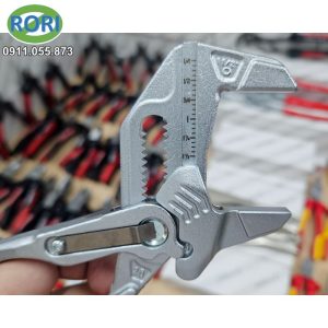 Kìm mỏ lết PRESSwrench ORBIS - 190-1800/5522, là mẫu sản phẩm kết hợp giữa kìm và mỏ lết, được sản xuất bởi thương hiệu ORBIS (Orbiswill). Với khả năng kẹp chặt và điều chỉnh linh hoạt. Đây sẽ là công cụ hữu ích cho các công việc cần giữ - kẹp chặt, các công việc liên quan đến chi tiết ren, đai ốc,... Giải pháp RORI tự hào là đơn vị uy tín, chuyên cung cấp và phân phối chính hãng các loại dụng cụ cầm tay, dụng cụ - thiết bị - vật tư kim khí, máy công cụ, dụng - thiết bị điện, vật tư phòng sơn, phòng sạch, bảo hộ lao động,... tại khu vực Miền Trung. Đặc biệt là tại các tỉnh Huế, Đà Nẵng, Quảng Nam, Quảng Ngãi.