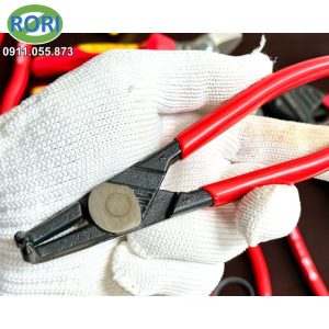 Kìm mở phe trong mũi cong 90º ORBIS 57-1900/2622, là mẫu kìm được sản xuất bởi thương hiệu ORBIS (Orbiswill). Với các thiết kế phần mũi cong 90º, cùng khả năng mở phe trong form D Ø19-60mm. Đây sẽ là công cụ hữu ích cho các công việc liên quan đến lắp đặt các vòng phe trong vào các lỗ, chi tiết,.. mang lại sự tiện lợi và hiệu quả cao cho người sử dụng. Giải pháp RORI tự hào là đơn vị uy tín, chuyên cung cấp và phân phối chính hãng các loại dụng cụ cầm tay, dụng cụ - thiết bị - vật tư kim khí, máy công cụ, dụng - thiết bị điện, vật tư phòng sơn, phòng sạch, bảo hộ lao động,... tại khu vực Miền Trung. Đặc biệt là tại các tỉnh Huế, Đà Nẵng, Quảng Nam, Quảng Ngãi.