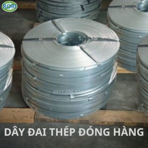 Trong lĩnh vực logistic và vận chuyển hàng hóa,… Việc cố định và đóng gói hàng hóa là điều cực kỳ quan trọng và cần thiết. Đặc biệt là đối với những hàng hóa có trọng lượng và kích thước lớn, hàng hóa có giá trị cao thì vẫn đề này lại càng được ưu tiên hơn cả. Sử dụng dây đai thép cho những hàng hóa này là một trong những giải pháp phù hợp và tối ưu nhất. Vừa đảm bảo bảo vệ được hàng hóa, lại vừa nhanh chóng và tiết kiệm chi phí…
