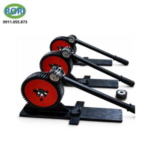 bấm ống thủy lực chuyên dụng dùng để ép chặt và cố định đầu nối (cút nối) vào ống tuy ô thủy lực, đảm bảo kết nối an toàn và chịu được áp lực cao.