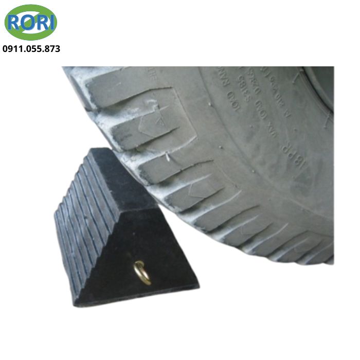 cục chặn bánh xe cao su hình thang chính hãng, giúp cố định phương tiện khi dừng hoặc đổ xe trên mặt phẳng nghiêng