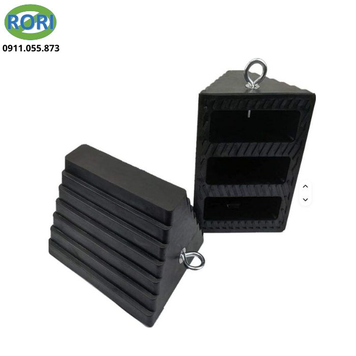 cục chặn bánh xe cao su hình thang chính hãng, giúp cố định phương tiện khi dừng hoặc đổ xe trên mặt phẳng nghiêng