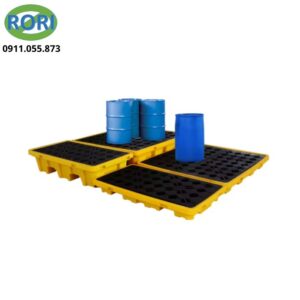 pallet chống tràn hóa chất giúp chứa đựng chất lỏng rò rỉ từ các thùng phuy, ngăn tràn lan ra môi trường, bảo vệ nền nhà xưởng, và đảm bảo an toàn cho nhân viên cũng như tuân thủ các quy định môi trường