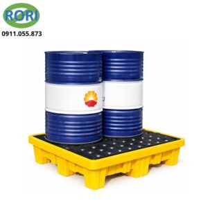 pallet chống tràn hóa chất giúp chứa đựng chất lỏng rò rỉ từ các thùng phuy, ngăn tràn lan ra môi trường, bảo vệ nền nhà xưởng, và đảm bảo an toàn cho nhân viên cũng như tuân thủ các quy định môi trường