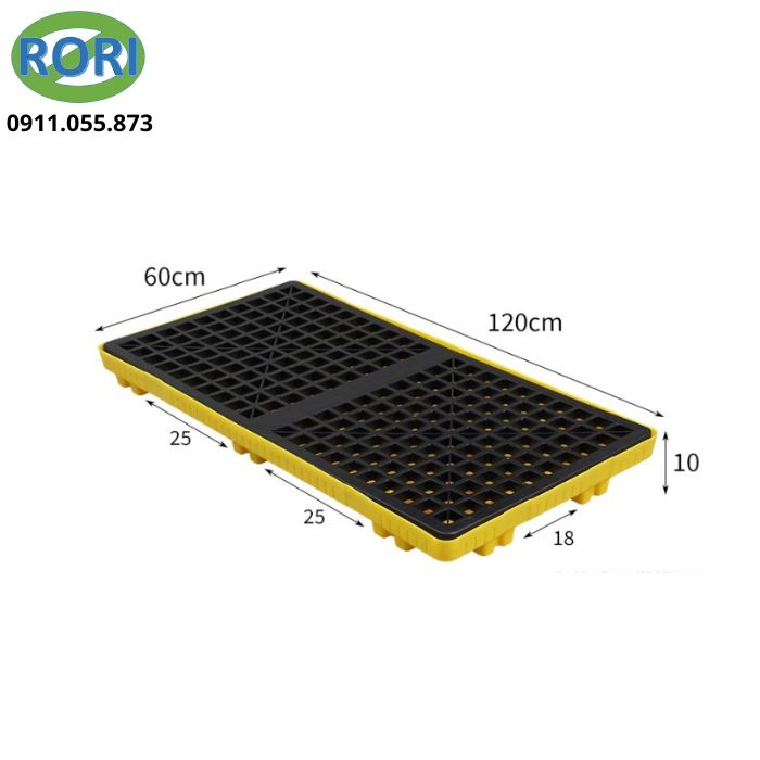pallet chống tràn hóa chất giúp chứa đựng chất lỏng rò rỉ từ các thùng phuy, ngăn tràn lan ra môi trường, bảo vệ nền nhà xưởng, và đảm bảo an toàn cho nhân viên cũng như tuân thủ các quy định môi trường