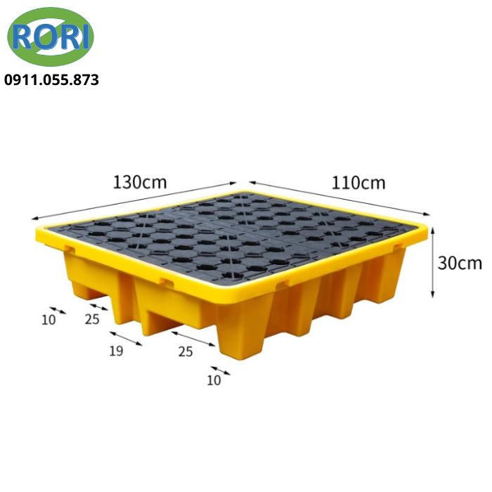 pallet chống tràn hóa chất giúp chứa đựng chất lỏng rò rỉ từ các thùng phuy, ngăn tràn lan ra môi trường, bảo vệ nền nhà xưởng, và đảm bảo an toàn cho nhân viên cũng như tuân thủ các quy định môi trường