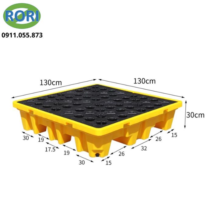 pallet chống tràn hóa chất giúp chứa đựng chất lỏng rò rỉ từ các thùng phuy, ngăn tràn lan ra môi trường, bảo vệ nền nhà xưởng, và đảm bảo an toàn cho nhân viên cũng như tuân thủ các quy định môi trường