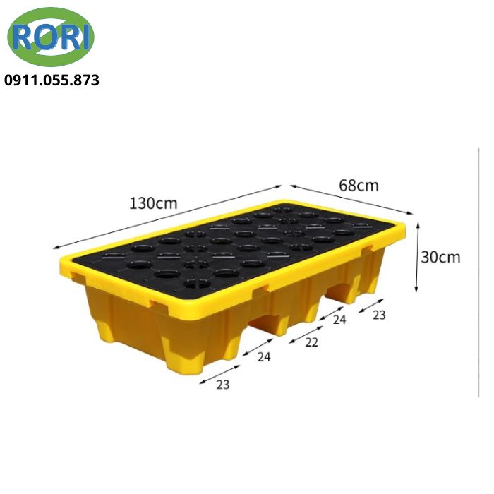 pallet chống tràn hóa chất giúp chứa đựng chất lỏng rò rỉ từ các thùng phuy, ngăn tràn lan ra môi trường, bảo vệ nền nhà xưởng, và đảm bảo an toàn cho nhân viên cũng như tuân thủ các quy định môi trường