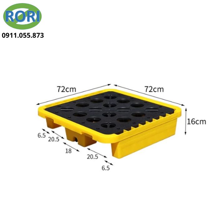 pallet chống tràn hóa chất giúp chứa đựng chất lỏng rò rỉ từ các thùng phuy, ngăn tràn lan ra môi trường, bảo vệ nền nhà xưởng, và đảm bảo an toàn cho nhân viên cũng như tuân thủ các quy định môi trường
