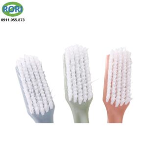 Bàn chải nhựa vệ sinh đa năng, lông dày chắc, phù hợp chà giày dép và quần áo.