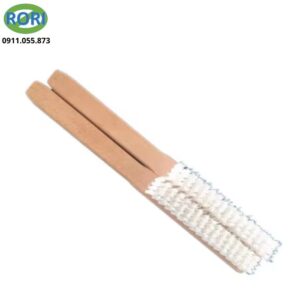 Bàn chải gỗ cán chắc chắn, lông nilon bền, phù hợp chà rửa giày dép và quần áo.