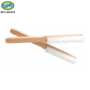 Bàn chải gỗ cán chắc chắn, lông nilon bền, phù hợp chà rửa giày dép và quần áo.