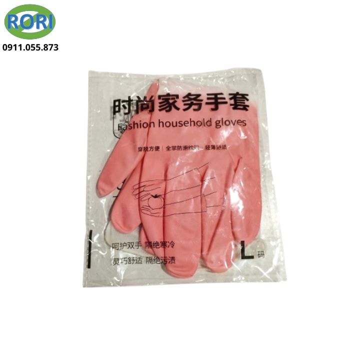 Găng tay cao su là vật dụng quen thuộc trong mỗi gia đình, giúp bảo vệ đôi tay khỏi hóa chất tẩy rửa, dầu mỡ và vi khuẩn trong quá trình làm việc nhà. Găng tay cao su trắng hồng được thiết kế tiện dụng, ôm tay giúp hạn chế nước chảy vào bên trong khi sử dụng. Sản phẩm phù hợp cho nhiều công việc như giặt đồ, rửa chén, sơ chế nguyên liệu nấu ăn hay dọn dẹp nhà cửa, mang lại sự sạch sẽ, an toàn và thoải mái cho người dùng trong suốt quá trình làm việc.