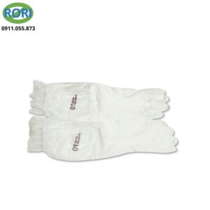 Găng tay cao su là vật dụng quen thuộc trong mỗi gia đình, giúp bảo vệ đôi tay khỏi hóa chất tẩy rửa, dầu mỡ và vi khuẩn trong quá trình làm việc nhà. Găng tay cao su trắng – cổ chuông được thiết kế tiện dụng, ôm tay và phần cổ chuông rộng giúp hạn chế nước chảy vào bên trong khi sử dụng. Sản phẩm phù hợp cho nhiều công việc như giặt đồ, rửa chén, sơ chế nguyên liệu nấu ăn hay dọn dẹp nhà cửa, mang lại sự sạch sẽ, an toàn và thoải mái cho người dùng trong suốt quá trình làm việc.