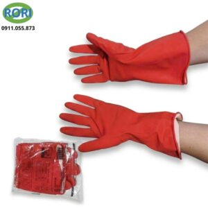 Găng tay cao su là vật dụng quen thuộc trong mỗi gia đình, giúp bảo vệ đôi tay khỏi hóa chất tẩy rửa, dầu mỡ và vi khuẩn trong quá trình làm việc nhà. Găng tay cao su đỏ 32cm (loại dày) được thiết kế tiện dụng, ôm tay giúp hạn chế nước chảy vào bên trong khi sử dụng. Sản phẩm phù hợp cho nhiều công việc như giặt đồ, rửa chén, sơ chế nguyên liệu nấu ăn hay dọn dẹp nhà cửa, mang lại sự sạch sẽ, an toàn và thoải mái cho người dùng trong suốt quá trình làm việc.