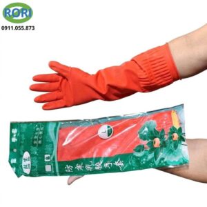 Găng tay cao su là vật dụng quen thuộc trong mỗi gia đình, giúp bảo vệ đôi tay khỏi hóa chất tẩy rửa, dầu mỡ và vi khuẩn trong quá trình làm việc nhà. Găng tay cao su đỏ 38cm (loại dày) được thiết kế tiện dụng, ôm tay giúp hạn chế nước chảy vào bên trong khi sử dụng. Sản phẩm phù hợp cho nhiều công việc như giặt đồ, rửa chén, sơ chế nguyên liệu nấu ăn hay dọn dẹp nhà cửa, mang lại sự sạch sẽ, an toàn và thoải mái cho người dùng trong suốt quá trình làm việc.