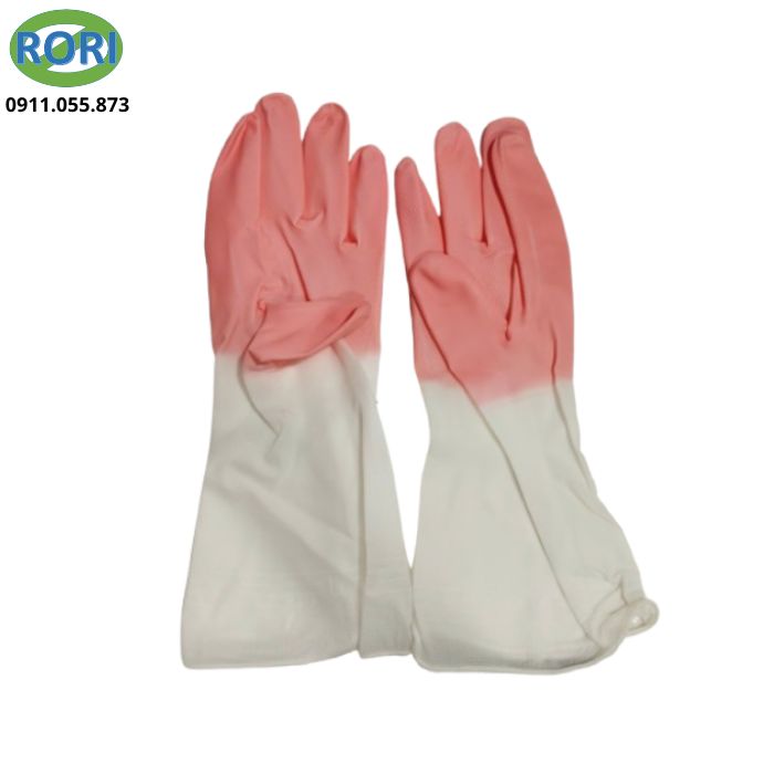 Găng tay cao su là vật dụng quen thuộc trong mỗi gia đình, giúp bảo vệ đôi tay khỏi hóa chất tẩy rửa, dầu mỡ và vi khuẩn trong quá trình làm việc nhà. Găng tay cao su trắng hồng được thiết kế tiện dụng, ôm tay giúp hạn chế nước chảy vào bên trong khi sử dụng. Sản phẩm phù hợp cho nhiều công việc như giặt đồ, rửa chén, sơ chế nguyên liệu nấu ăn hay dọn dẹp nhà cửa, mang lại sự sạch sẽ, an toàn và thoải mái cho người dùng trong suốt quá trình làm việc.