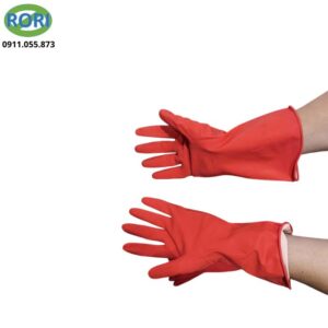 Găng tay cao su là vật dụng quen thuộc trong mỗi gia đình, giúp bảo vệ đôi tay khỏi hóa chất tẩy rửa, dầu mỡ và vi khuẩn trong quá trình làm việc nhà. Găng tay cao su đỏ 32cm (loại dày) được thiết kế tiện dụng, ôm tay giúp hạn chế nước chảy vào bên trong khi sử dụng. Sản phẩm phù hợp cho nhiều công việc như giặt đồ, rửa chén, sơ chế nguyên liệu nấu ăn hay dọn dẹp nhà cửa, mang lại sự sạch sẽ, an toàn và thoải mái cho người dùng trong suốt quá trình làm việc.