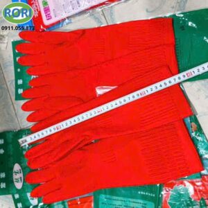 Găng tay cao su là vật dụng quen thuộc trong mỗi gia đình, giúp bảo vệ đôi tay khỏi hóa chất tẩy rửa, dầu mỡ và vi khuẩn trong quá trình làm việc nhà. Găng tay cao su đỏ 38cm (loại dày) được thiết kế tiện dụng, ôm tay giúp hạn chế nước chảy vào bên trong khi sử dụng. Sản phẩm phù hợp cho nhiều công việc như giặt đồ, rửa chén, sơ chế nguyên liệu nấu ăn hay dọn dẹp nhà cửa, mang lại sự sạch sẽ, an toàn và thoải mái cho người dùng trong suốt quá trình làm việc.