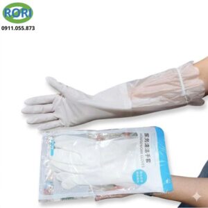 Găng tay cao su là vật dụng quen thuộc trong mỗi gia đình, giúp bảo vệ đôi tay khỏi hóa chất tẩy rửa, dầu mỡ và vi khuẩn trong quá trình làm việc nhà. Găng tay cao su trắng – cổ chuông được thiết kế tiện dụng, ôm tay và phần cổ chuông rộng giúp hạn chế nước chảy vào bên trong khi sử dụng. Sản phẩm phù hợp cho nhiều công việc như giặt đồ, rửa chén, sơ chế nguyên liệu nấu ăn hay dọn dẹp nhà cửa, mang lại sự sạch sẽ, an toàn và thoải mái cho người dùng trong suốt quá trình làm việc.