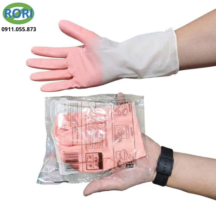 Găng tay cao su là vật dụng quen thuộc trong mỗi gia đình, giúp bảo vệ đôi tay khỏi hóa chất tẩy rửa, dầu mỡ và vi khuẩn trong quá trình làm việc nhà. Găng tay cao su trắng hồng được thiết kế tiện dụng, ôm tay giúp hạn chế nước chảy vào bên trong khi sử dụng. Sản phẩm phù hợp cho nhiều công việc như giặt đồ, rửa chén, sơ chế nguyên liệu nấu ăn hay dọn dẹp nhà cửa, mang lại sự sạch sẽ, an toàn và thoải mái cho người dùng trong suốt quá trình làm việc.