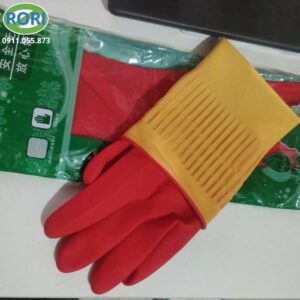 Găng tay cao su là vật dụng quen thuộc trong mỗi gia đình, giúp bảo vệ đôi tay khỏi hóa chất tẩy rửa, dầu mỡ và vi khuẩn trong quá trình làm việc nhà. Găng tay cao su đỏ 38cm (loại dày) được thiết kế tiện dụng, ôm tay giúp hạn chế nước chảy vào bên trong khi sử dụng. Sản phẩm phù hợp cho nhiều công việc như giặt đồ, rửa chén, sơ chế nguyên liệu nấu ăn hay dọn dẹp nhà cửa, mang lại sự sạch sẽ, an toàn và thoải mái cho người dùng trong suốt quá trình làm việc.