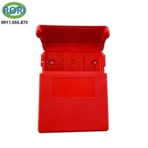 Hộp đựng MSDS/SDS là phụ kiện chuyên dụng dùng để lưu trữ các tài liệu an toàn hóa chất trong kho, nhà máy và phòng thí nghiệm. Sản phẩm làm từ nhựa PP bền chắc, chống ăn mòn, có nắp bảo vệ tài liệu khỏi bụi bẩn và dễ treo tường. Thiết kế gọn gàng, giúp tra cứu MSDS nhanh chóng khi kiểm tra an toàn hoặc xử lý sự cố.