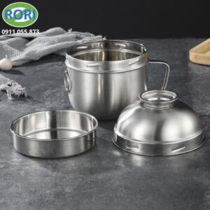 Cà mèn cơm inox 304 nắp vặn kiểu Hàn Quốc là dòng hộp cơm tiện dụng với thiết kế chắc chắn, phù hợp mang cơm đi làm, đi học hoặc đi dã ngoại. Sản phẩm sử dụng chất liệu inox 304 cao cấp, có khả năng chống gỉ tốt, bền đẹp và an toàn khi đựng thực phẩm.