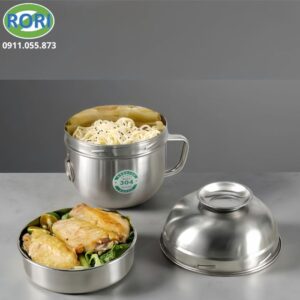 Cà mèn cơm inox 304 nắp vặn kiểu Hàn Quốc là dòng hộp cơm tiện dụng với thiết kế chắc chắn, phù hợp mang cơm đi làm, đi học hoặc đi dã ngoại. Sản phẩm sử dụng chất liệu inox 304 cao cấp, có khả năng chống gỉ tốt, bền đẹp và an toàn khi đựng thực phẩm.